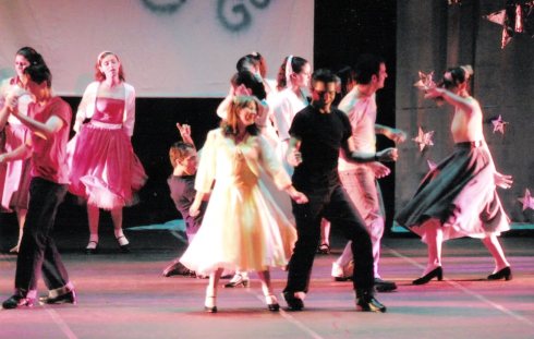 Evandro (de preto) dança com Dai Fiorati em espetáculo da Trianon